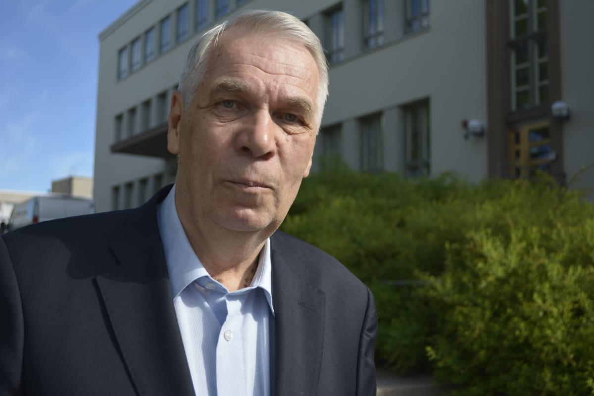 Aimo Ryynänen Orimattilan kaupungintalon edessä