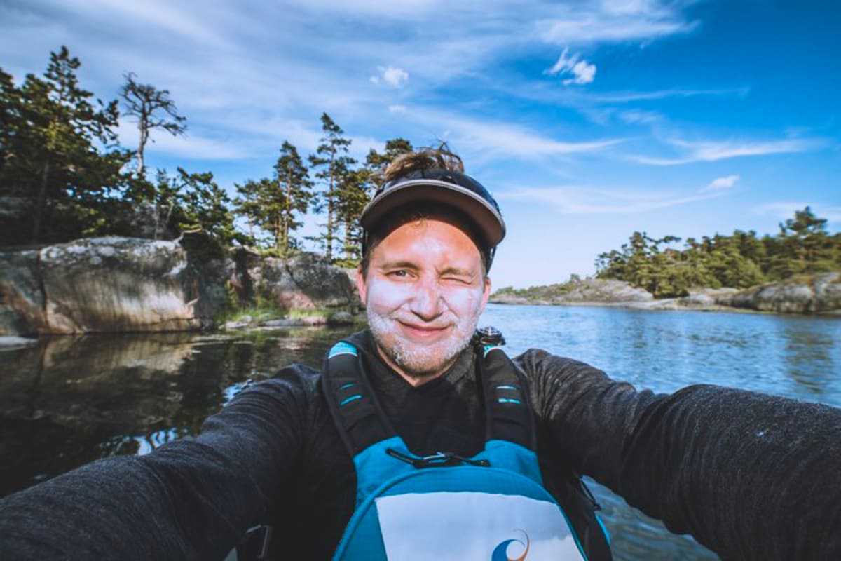 Timi Hellman selfiessä sup-laudalla