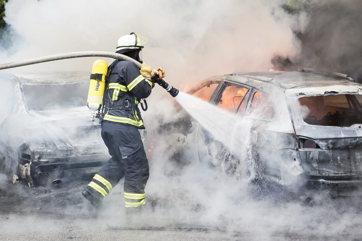 Poliisi sammuttaa autoa.