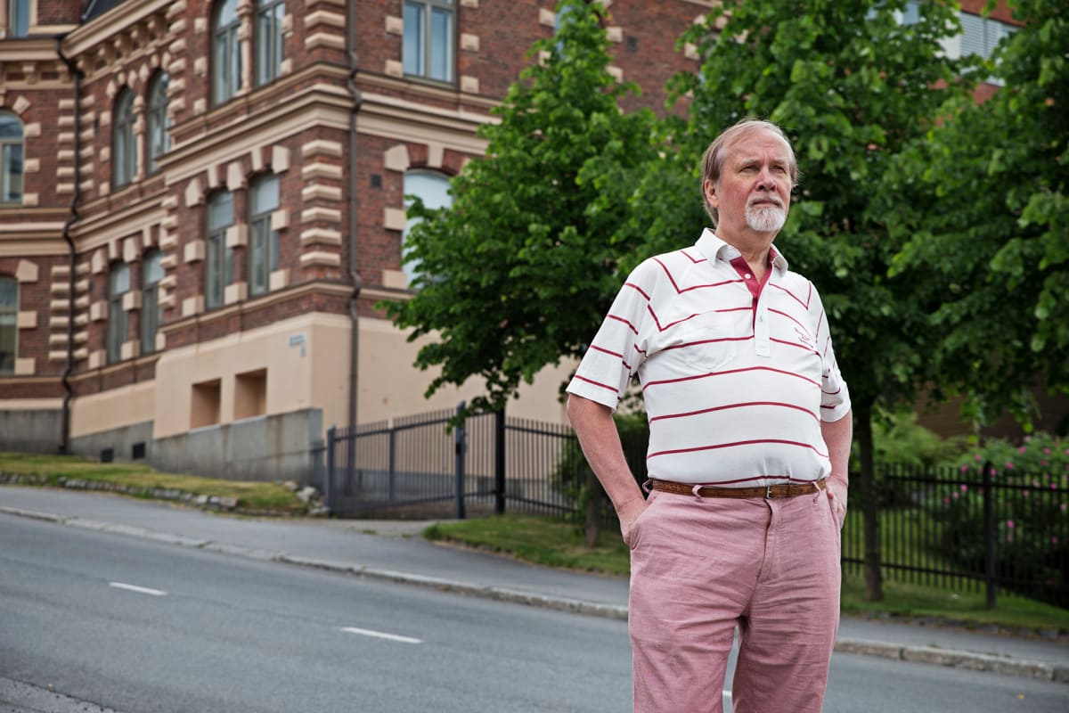 Viria Oy:n hallituksen puheenjohtaja Vesa Routamaa taustallaan Anvia-yhtiön entinen konttori.
