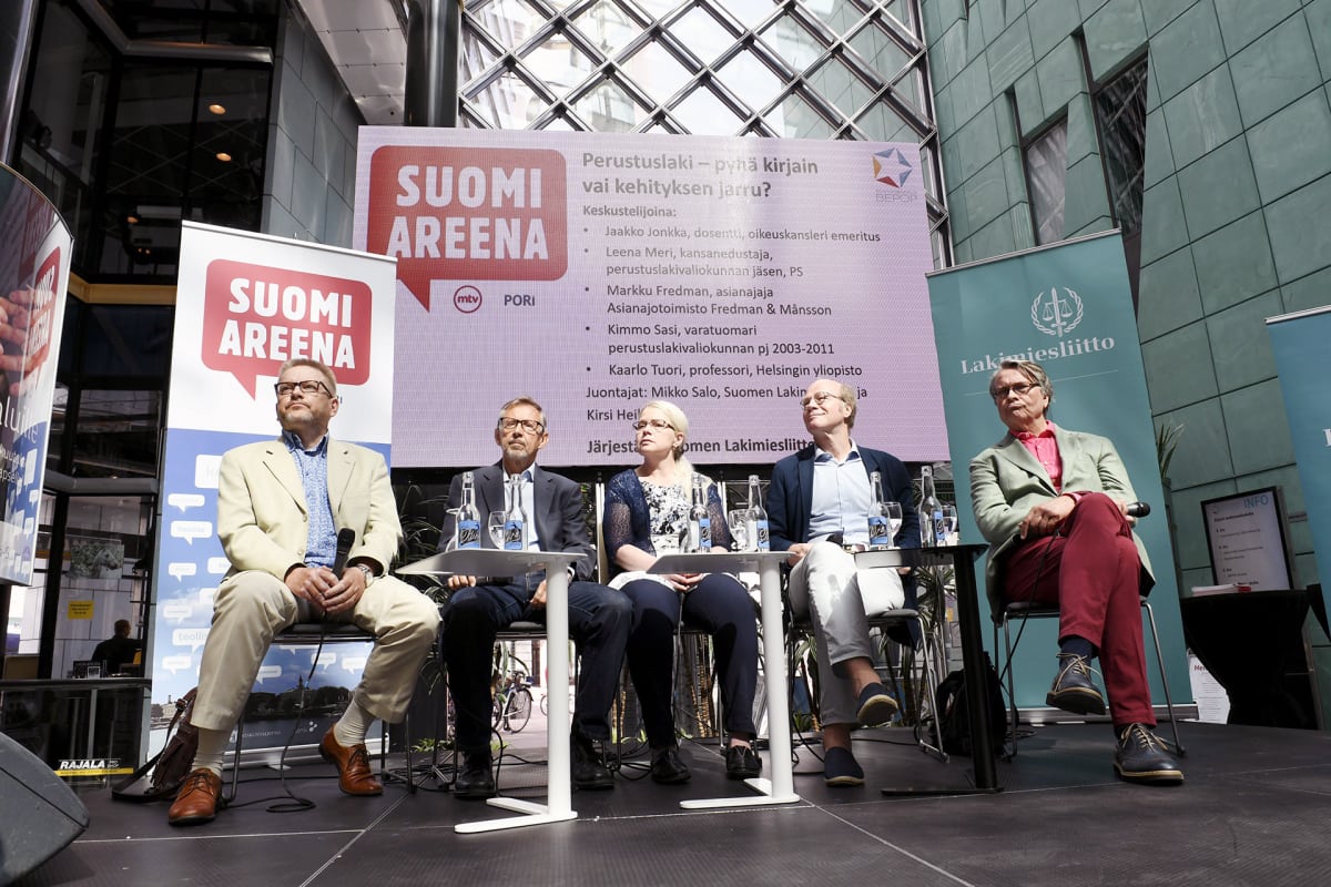 Perustuslaista ja perustuslakivaliokunnasta keskustelivat Porissa asianajaja Markku Fredman (vas.), edellinen oikeuskansleri Jaakko Jonkka, kansanedustaja Leena Meri, varatuomari Kimmo Sasi ja professori Kaarlo Tuori.