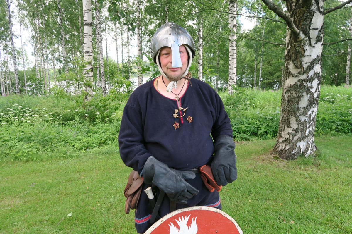 Muinaismiekkailua harrastava Juha Aaltonen