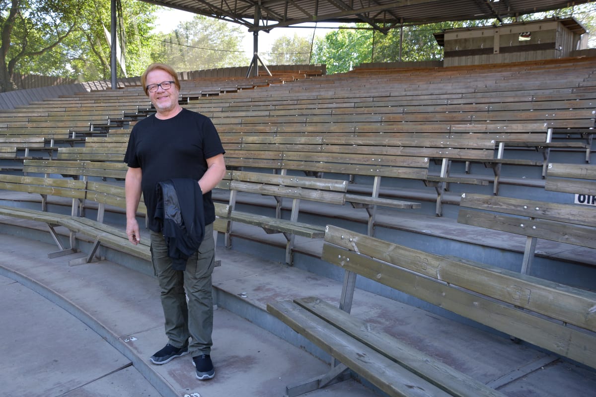 Heikki Silvennoinen poseeraa Samppalinnan kesäteatterin lavalla Turussa.