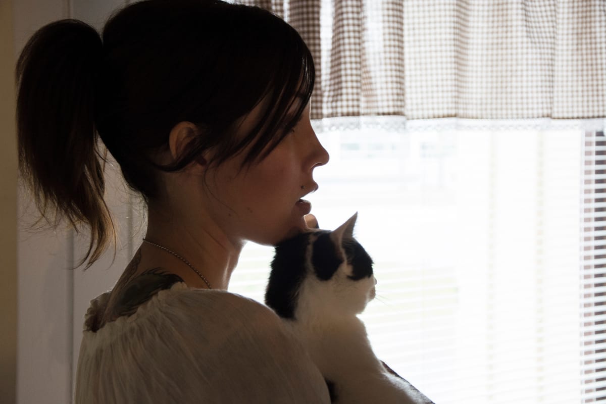 Anu Lehtiö kissa sylissään