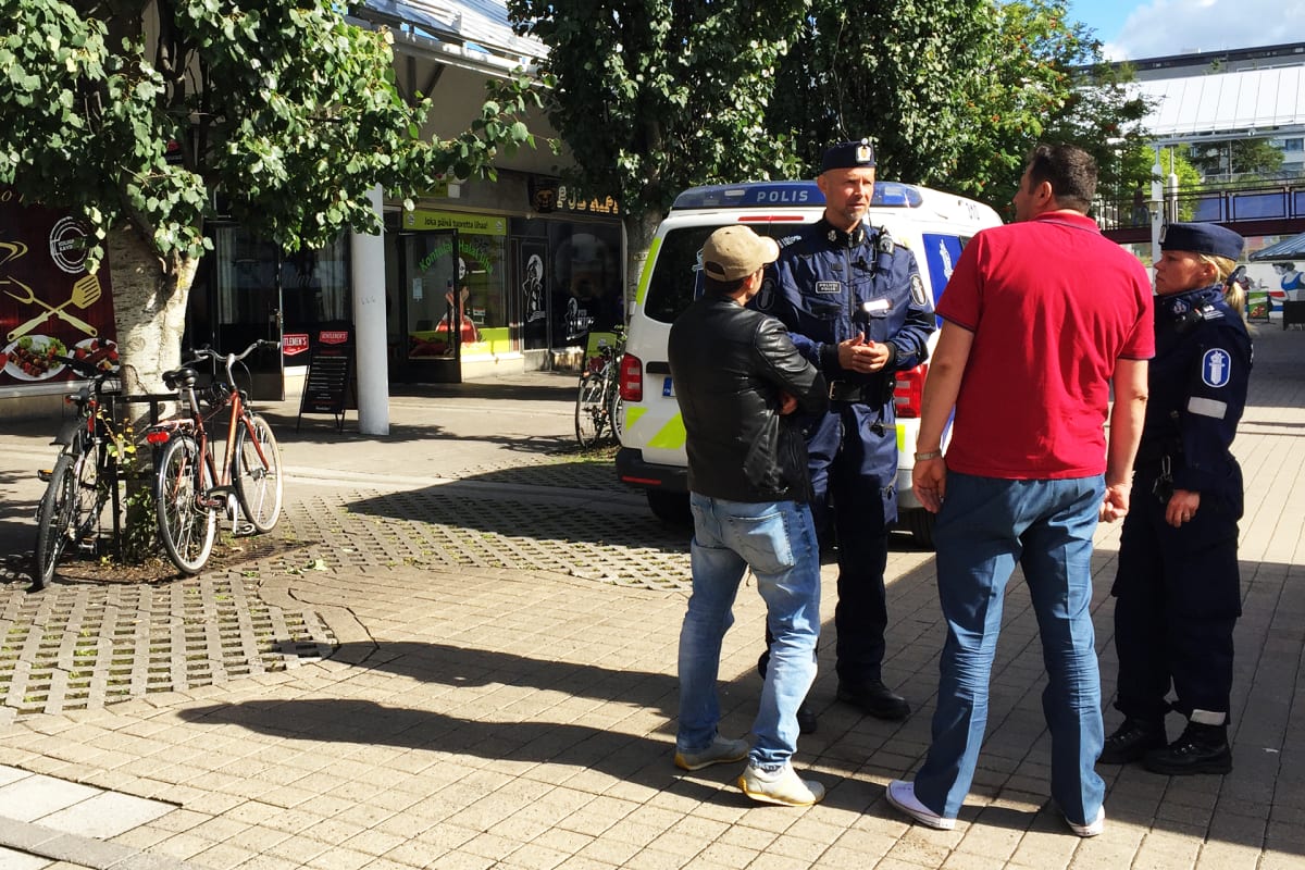 Poliisit Helsingin Kontulassa