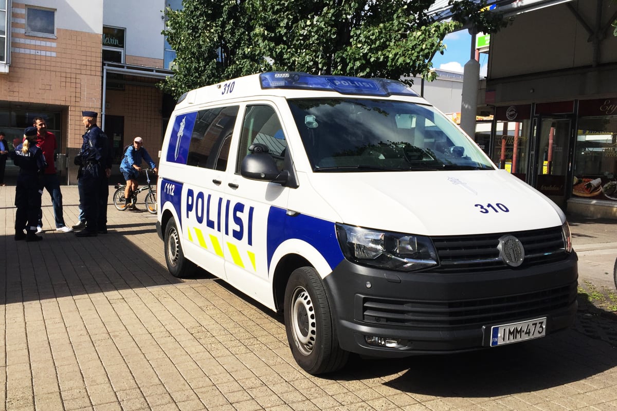 Poliisit Helsingin Kontulassa