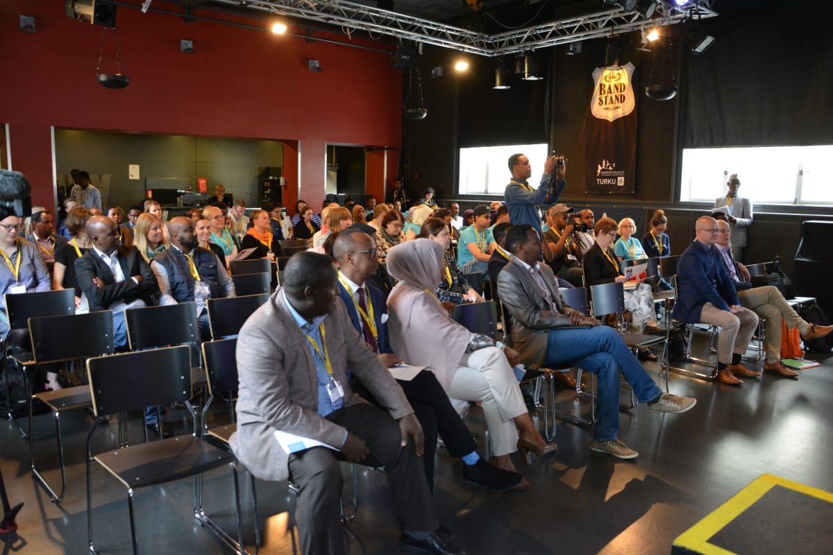 Konferenssiyleisöä