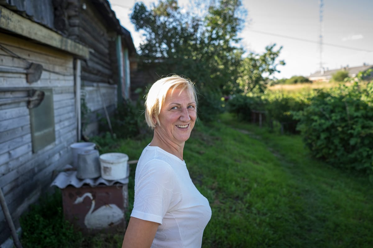 nainen takapihalla