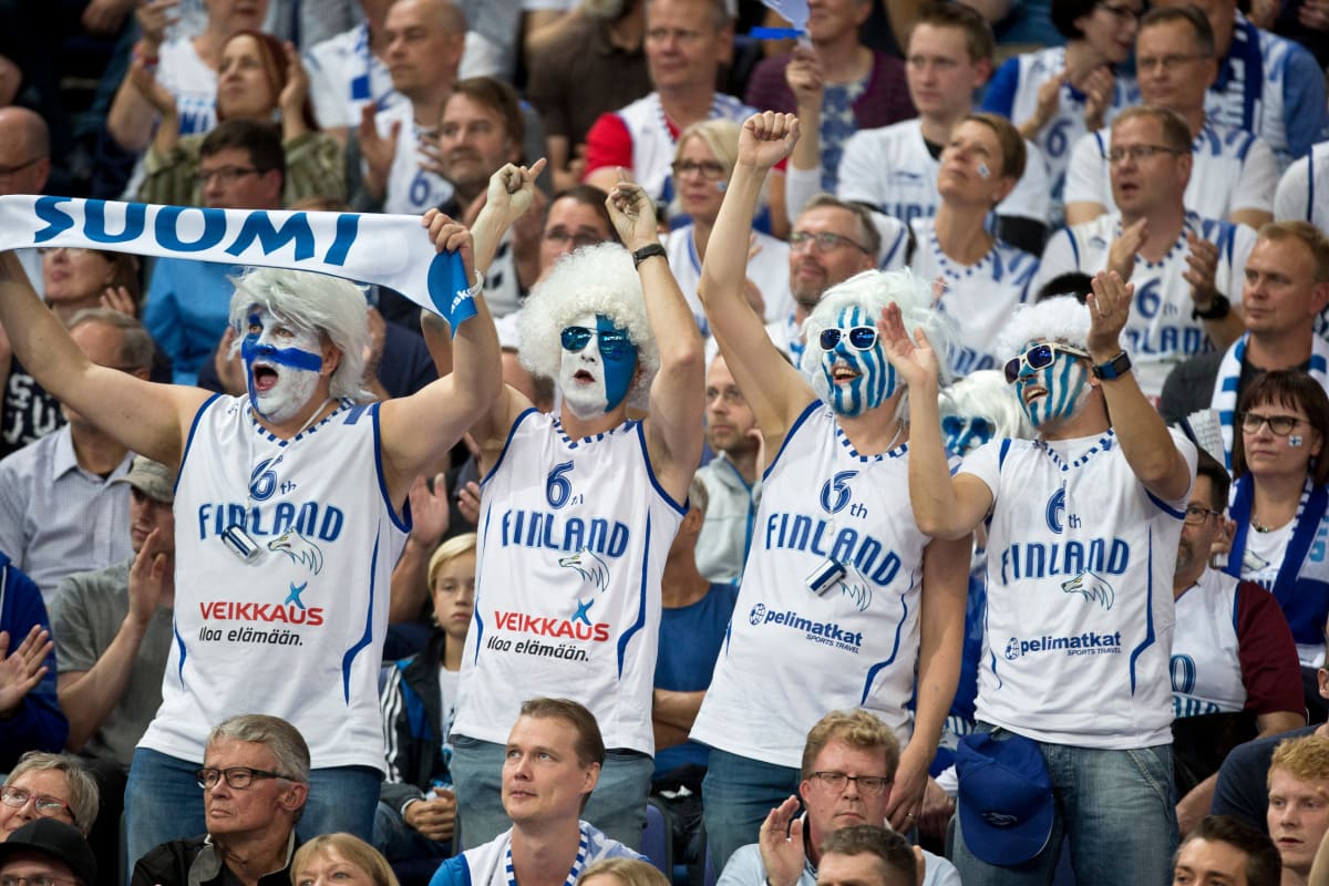 Suomen faneja EM-avauksessa Ranskaa vastaan.