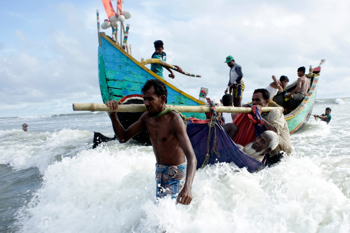 Rohingya-pakolaisia ylittämässä rajan yli turvaan Bangladeshiin.