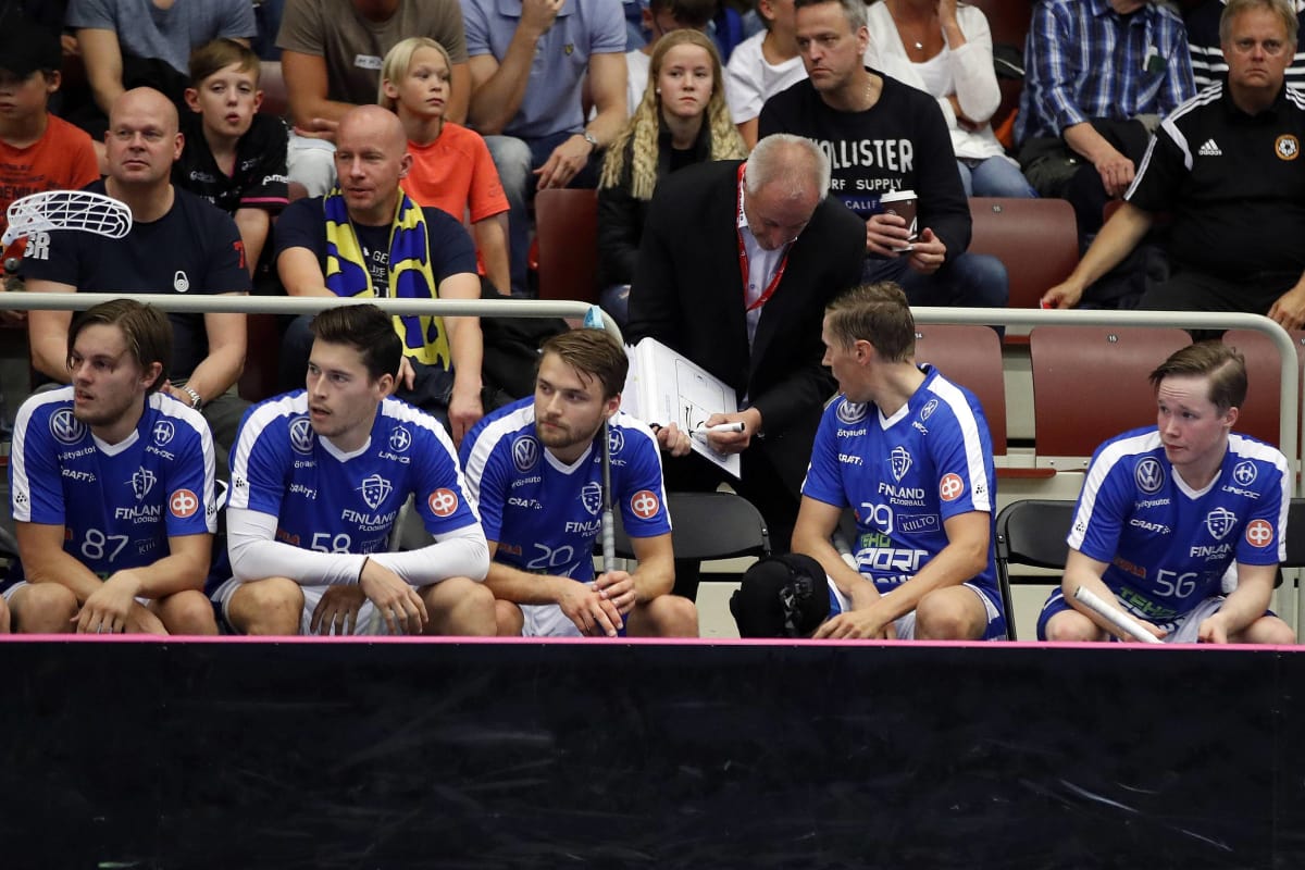 Nico Salo (eturivissä kolmas vasemmalta) ja Mika Kohonen (neljäs vasemmalta) Suomen maajoukkueen penkillä.
