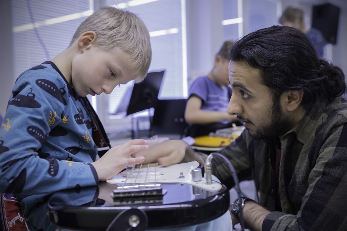 Ali Murad opastaa Eetu Päivistä basson saloihin.