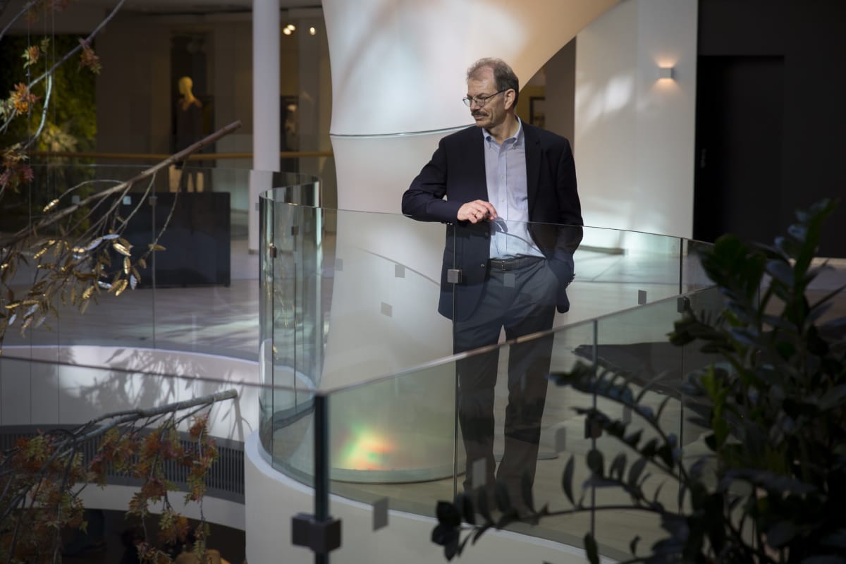 Aalto-yliopiston markkinoinnin professori Lasse Mitronen