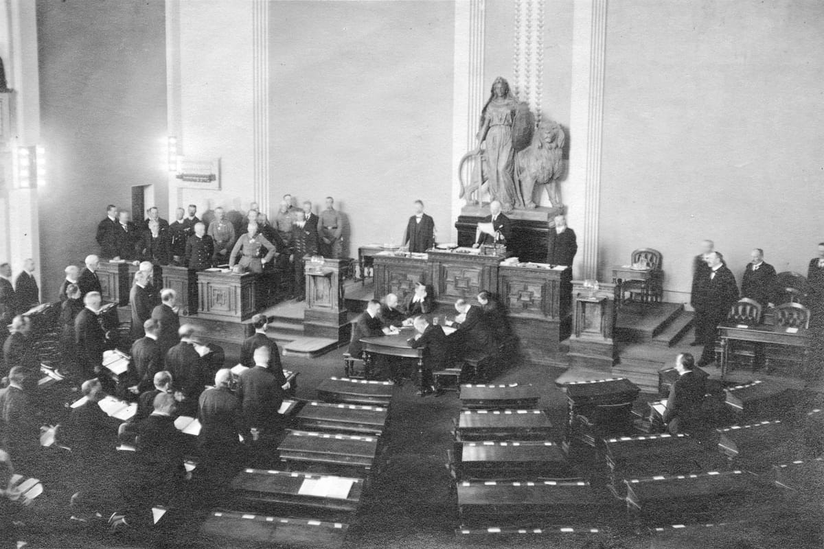 Eduskunnan ensimmäinen istunto sisällissodan päättymisen jälkeen Heimolan talossa.