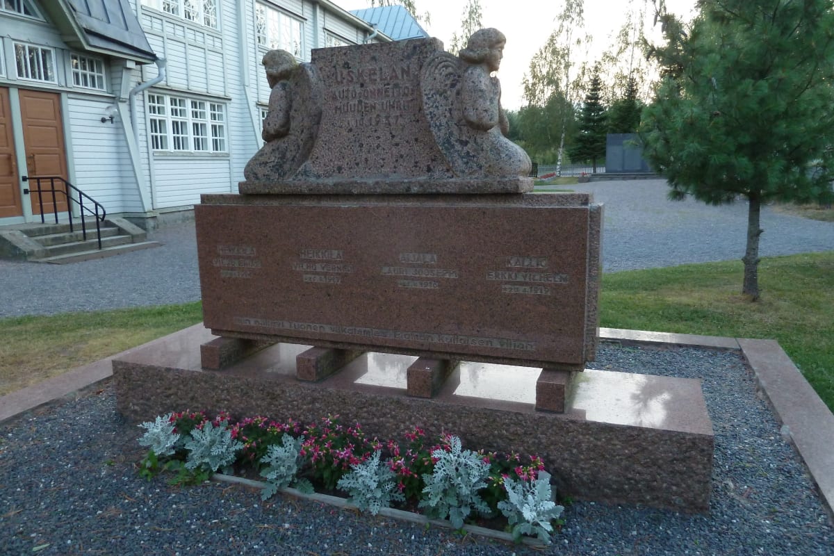 Uskelan onnettomuuden muistomerkki Ypäjän kirkolla