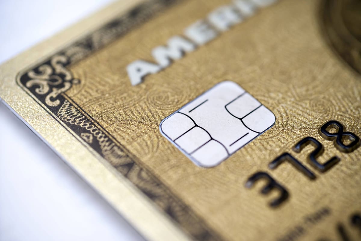 Lähikuva American Express -luottokortista ja sirusta.