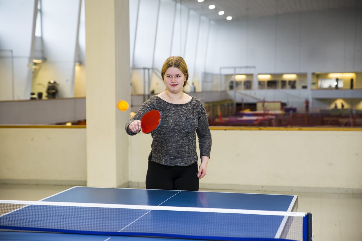 Vilma Tiainen pelaa pingistä.