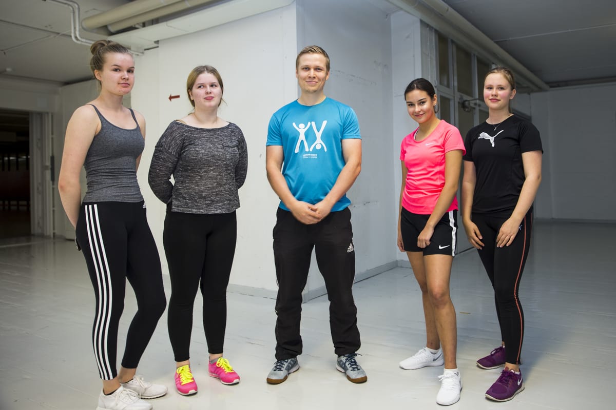Käpylän peruskoulun tytöt treenaavat koulu-PT Aleksi Haaviston kanssa Töölön kisahallissa joka viikko.