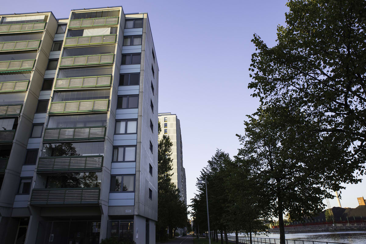 Kerrostaloja Helsingin Merihaan rannassa