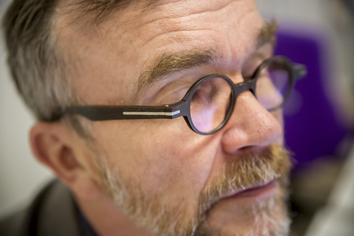 miehellä pyöreät silmälasit
