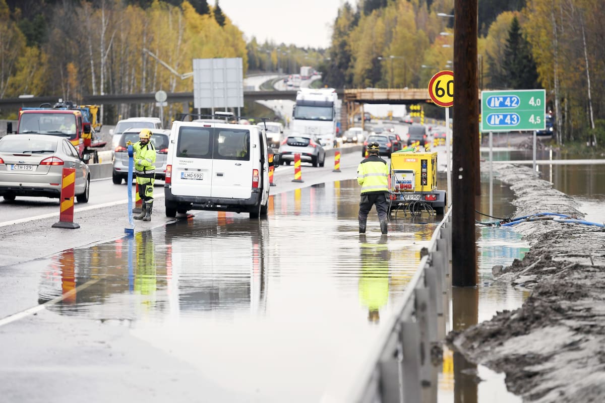 Tulvavettä Turun moottoritiellä keskiviikkoaamuna.