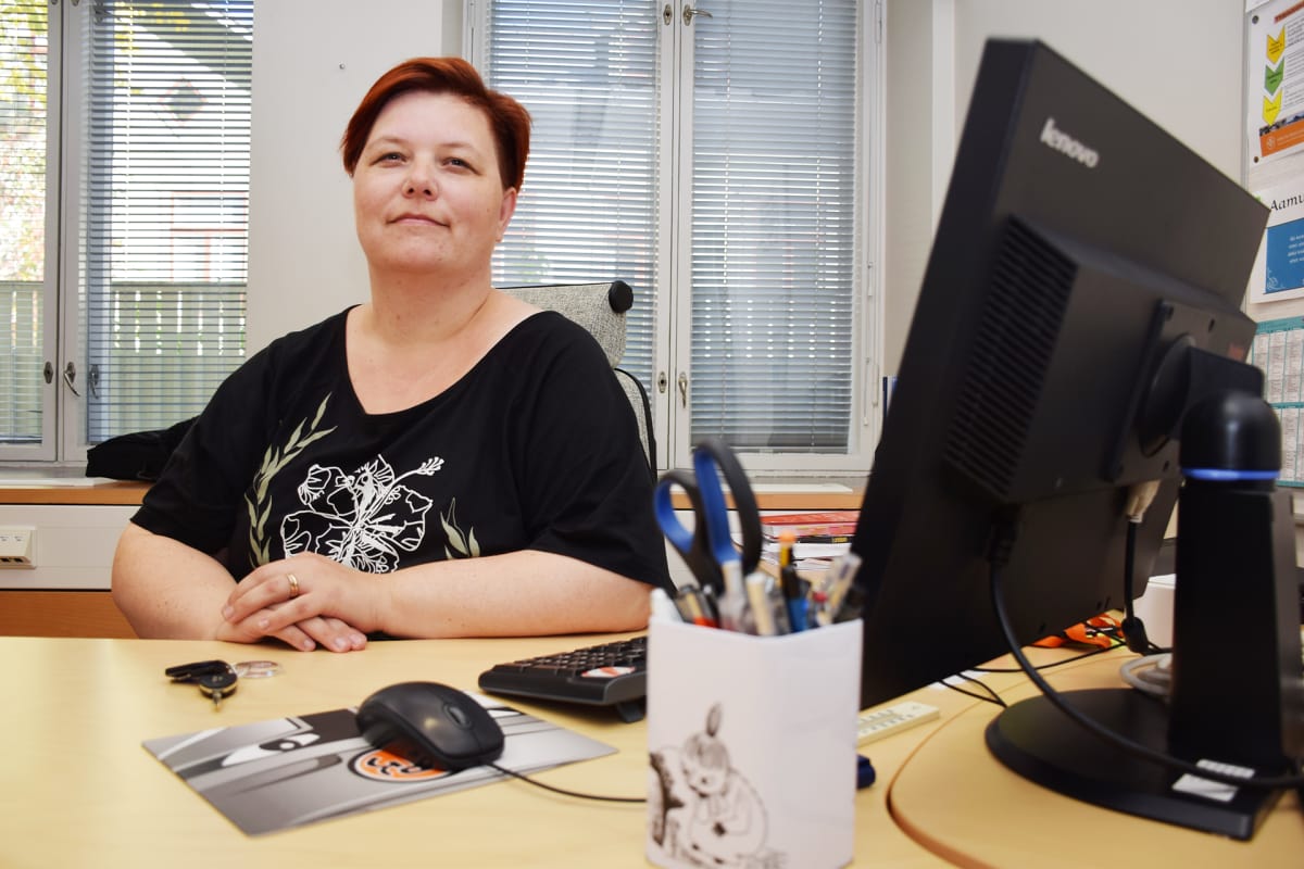 nainen tietokoneella