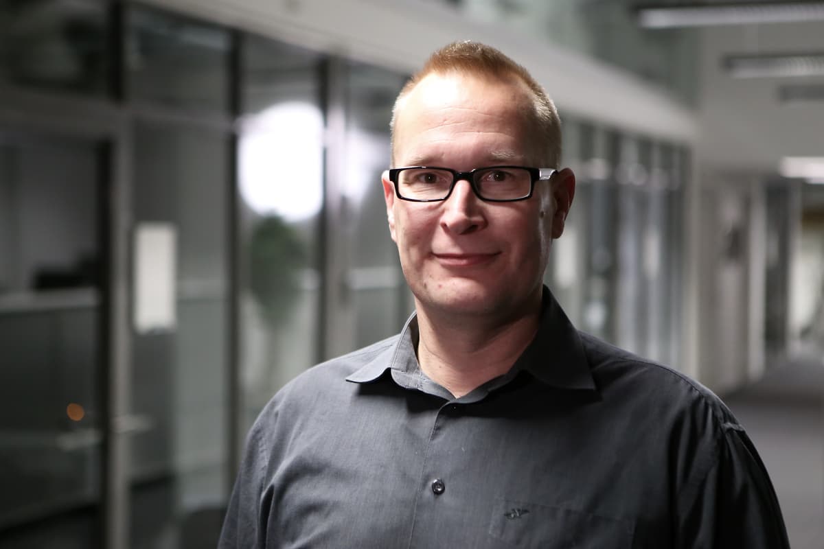 Markku Jokisipilä hymyilee kameralle.