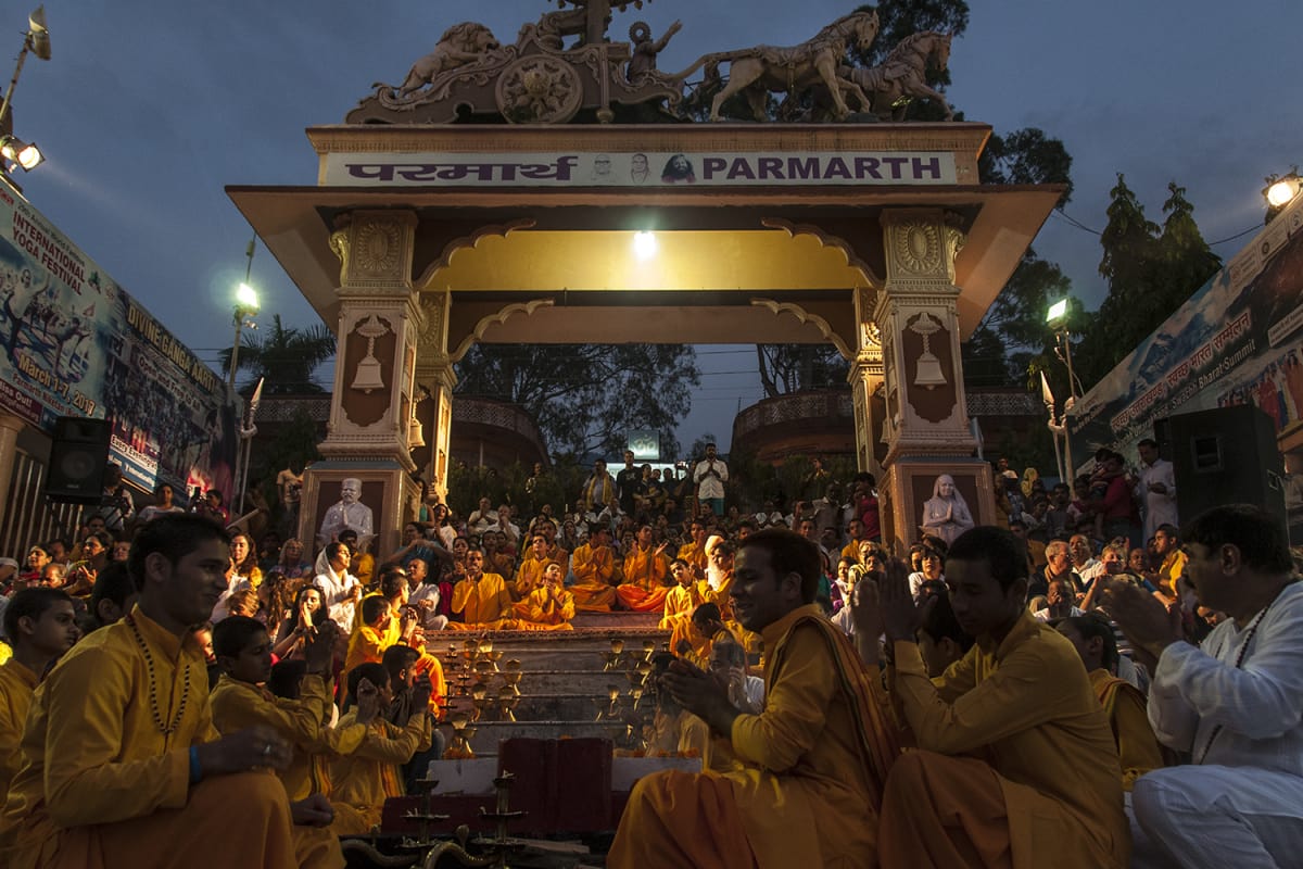 Pyhä seremonia aarti Rishikeshissä