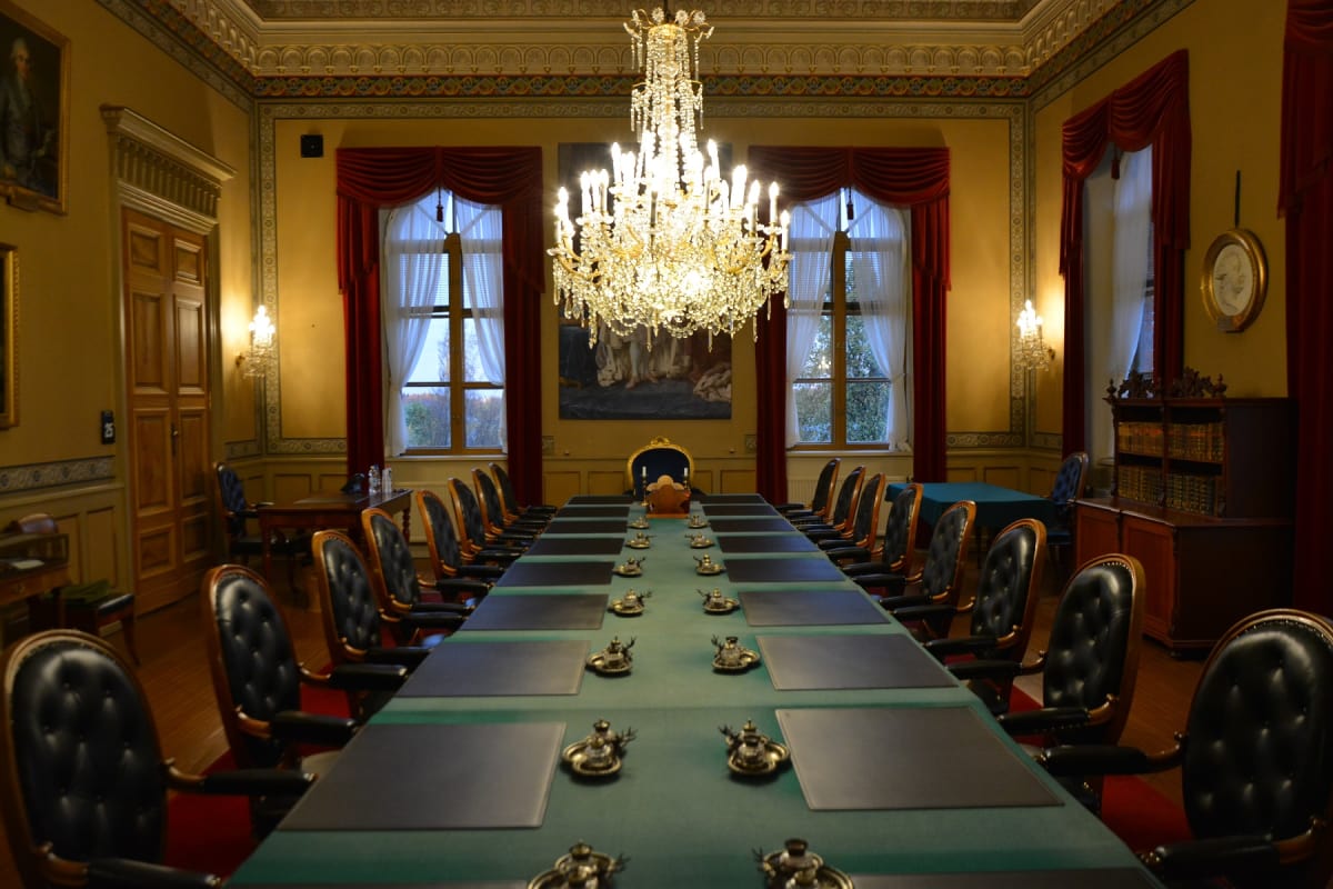 Vaasan hovioikeuden salin huonekalut ja sisustus henkivät historiaa.