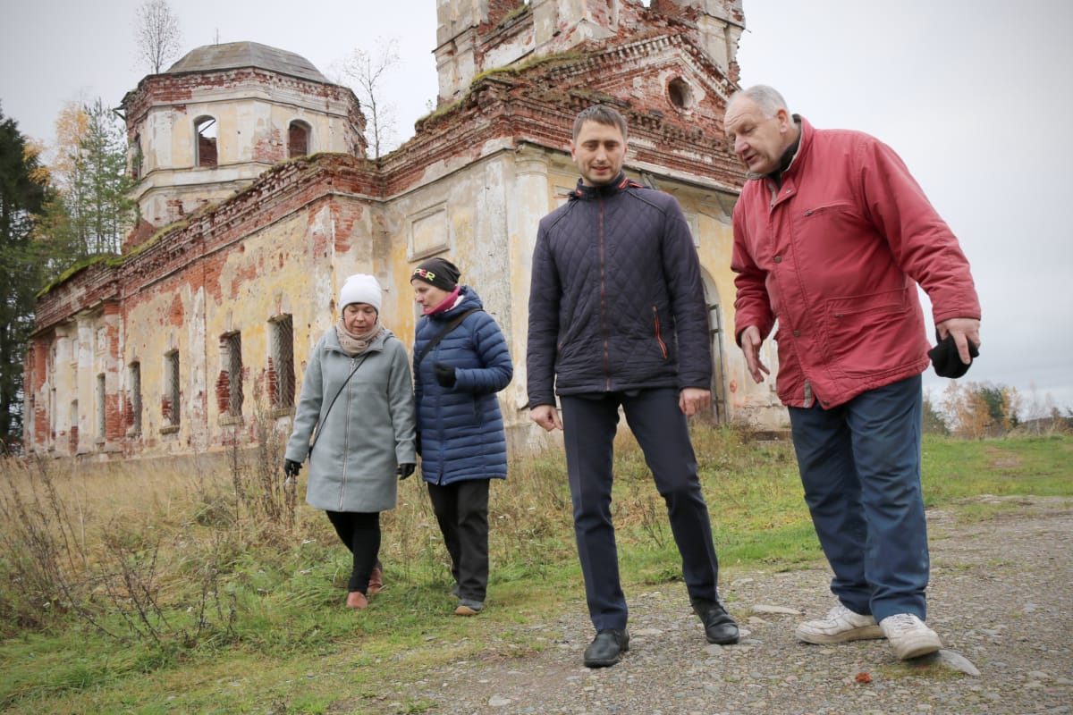 Ilona Pelgonen, Natalia Ahonen, Konstantin Bulahov ja Anatoli Voskresenski Salmin kirkolla