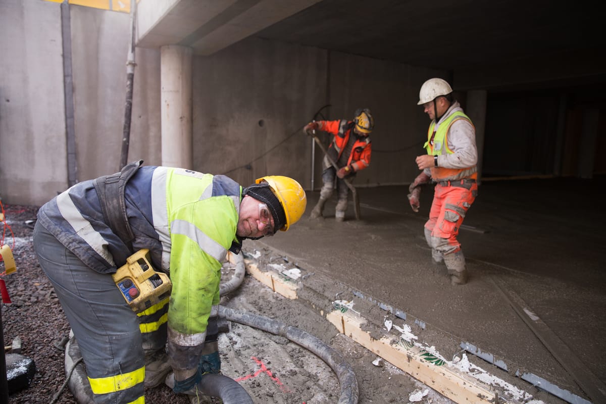 Rakennustyömaa Helsingin Kuninkaantammessa.