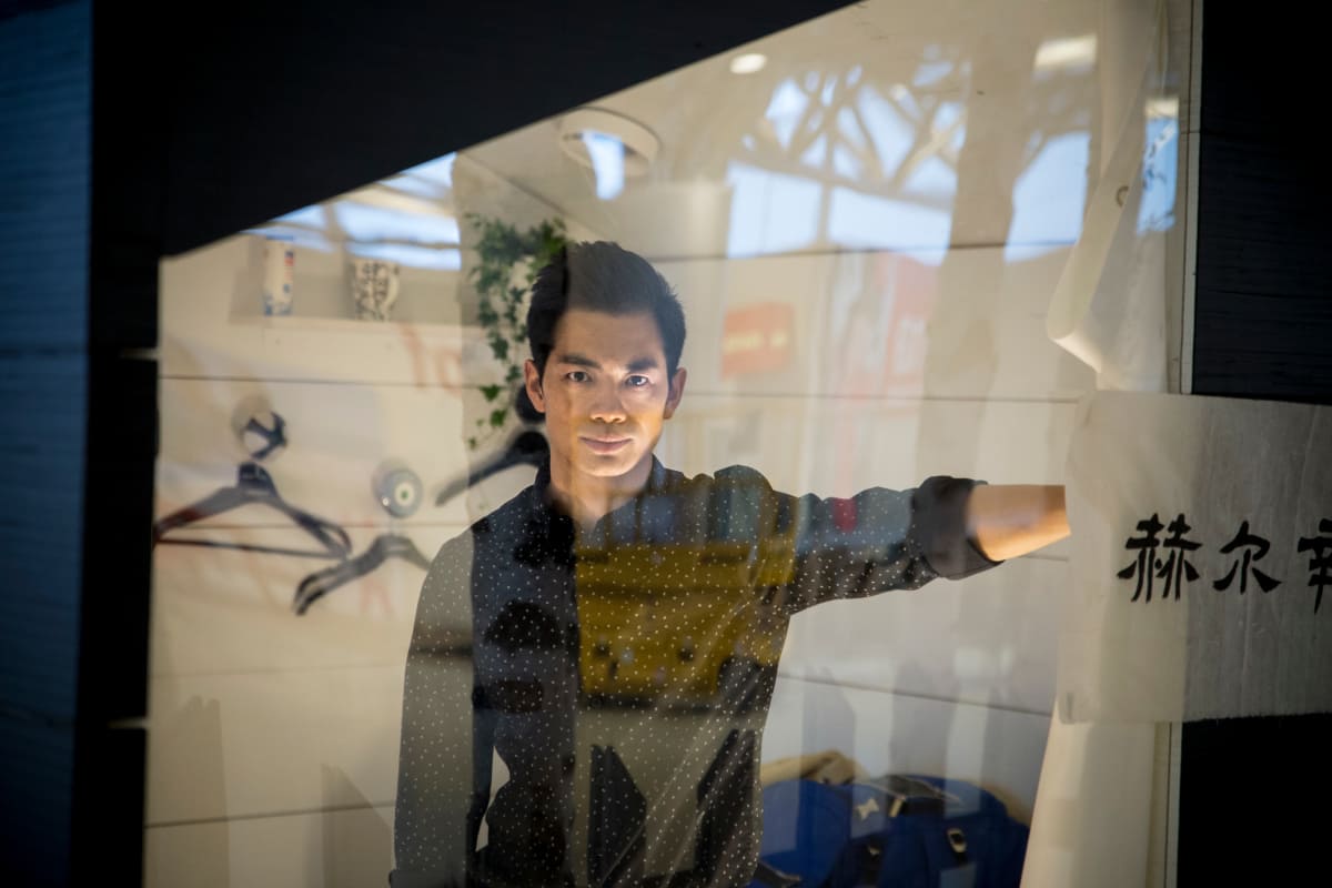 Ryan Zhu katsoo mökin ikkunan läpi