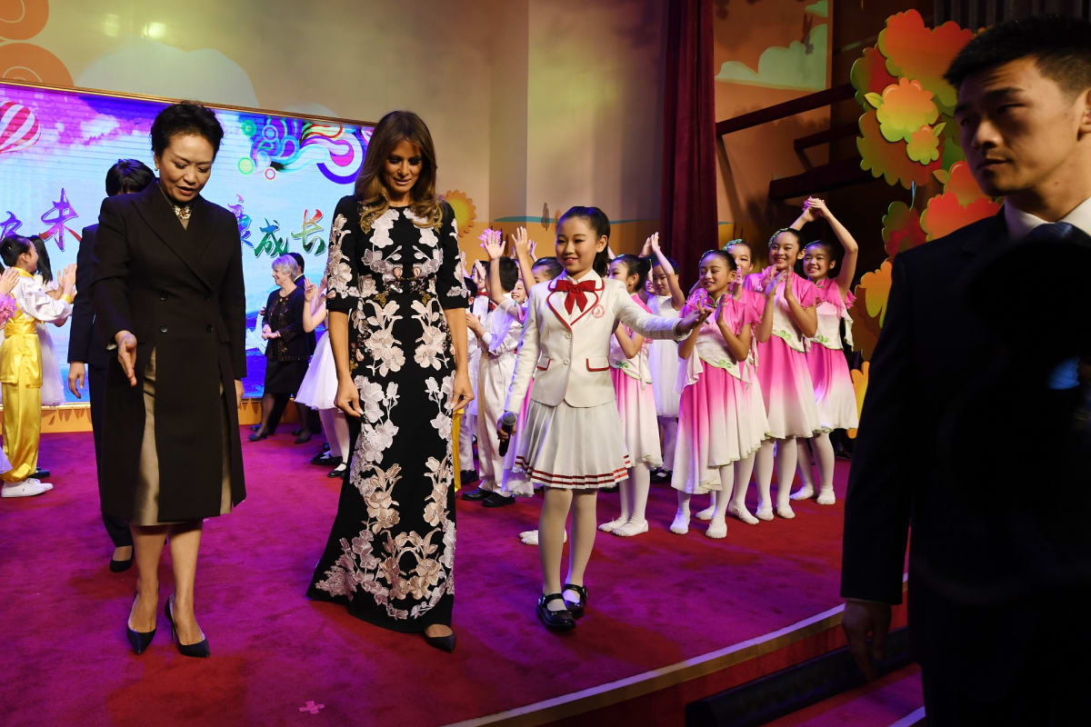 Peng Liyuan ja Melania Trump koululaisten saattelemina.