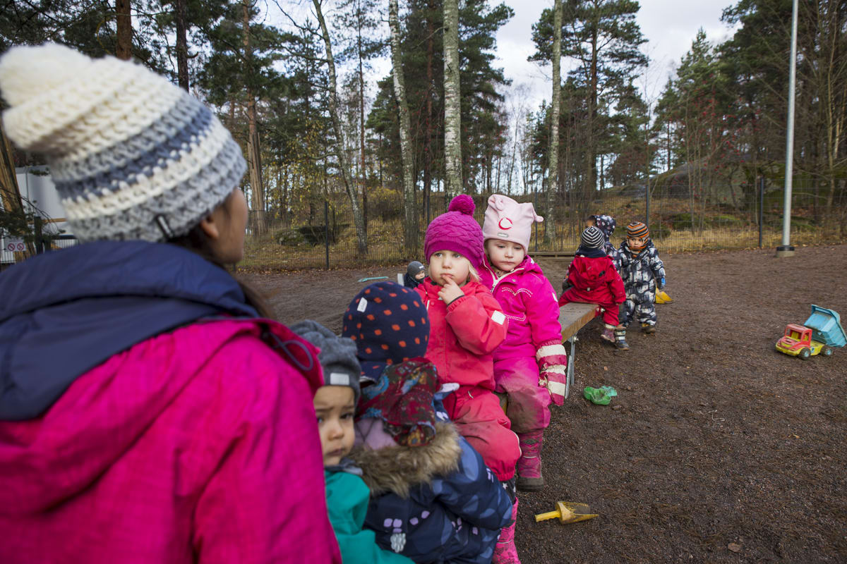Lapsia päiväkoti Pilkeen pihalla