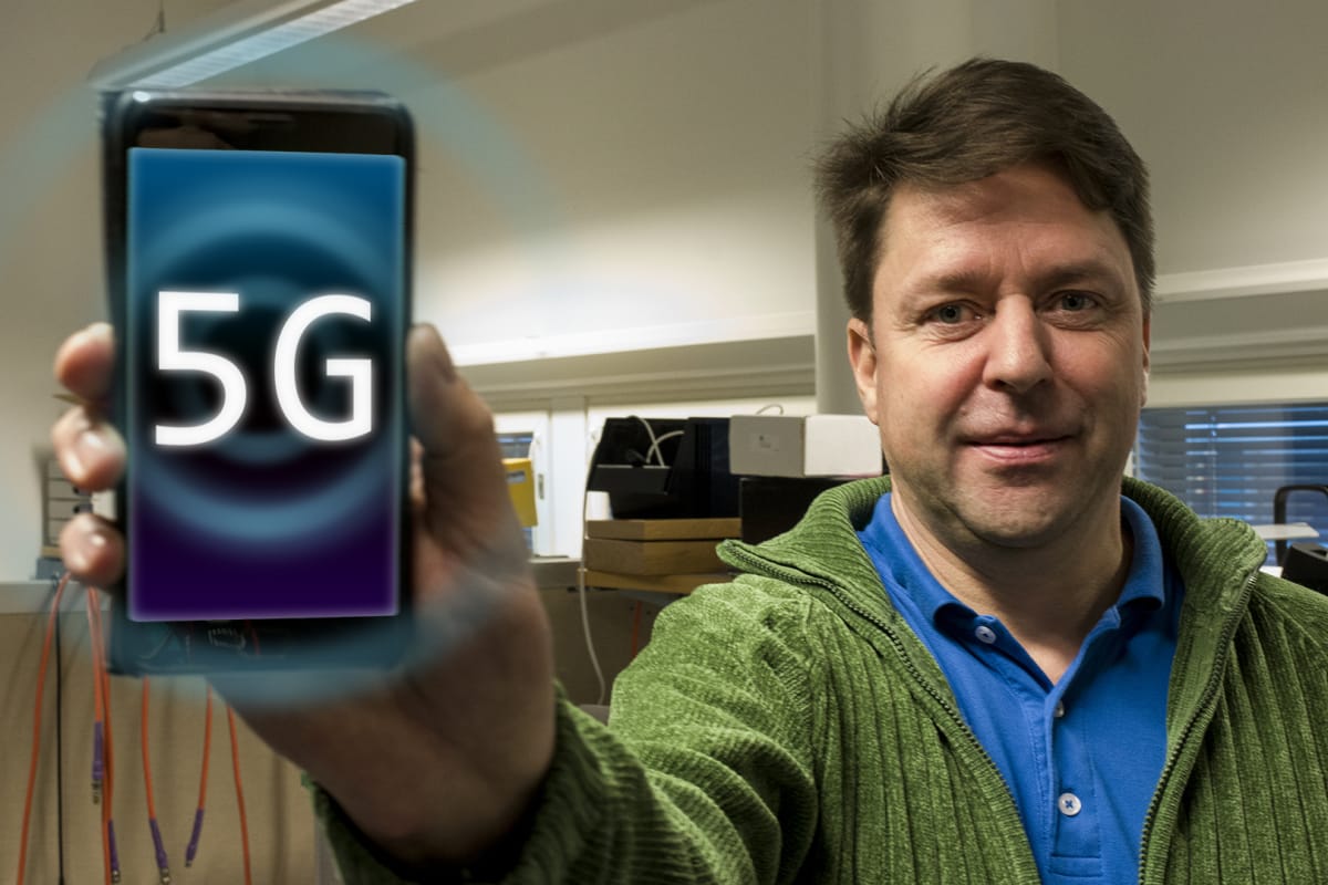 5G sensorit on puristettu ja napin kokoon, ja ne lähettävät informaatiota vuosikausia sisältämällään virtalähteellä, akatemiaprofessori Matti Latva-aho kertoo.