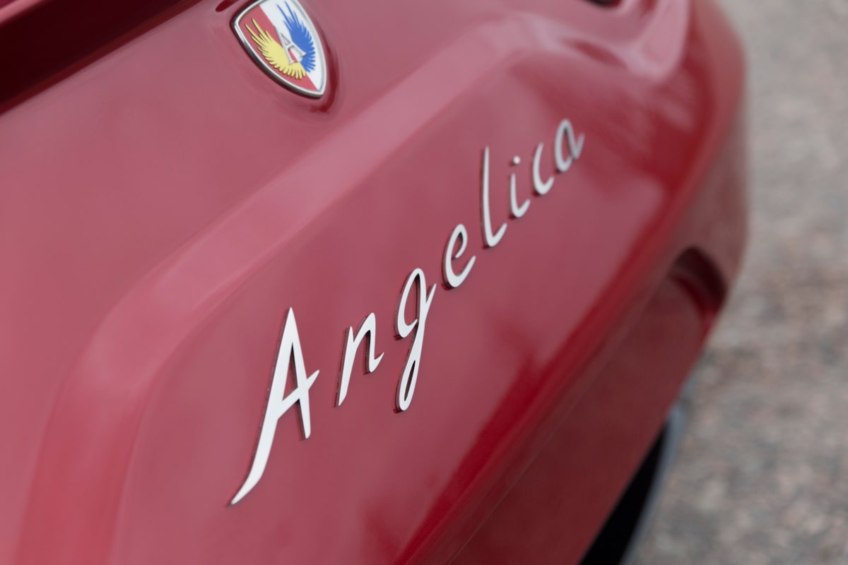 Angelican logo auton perässä.