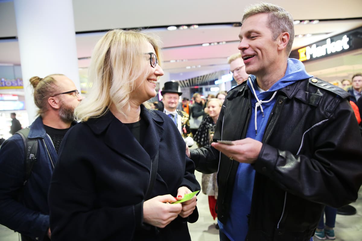 Maria Guzenina ja Jari Sarasvuo matkalla metroon.