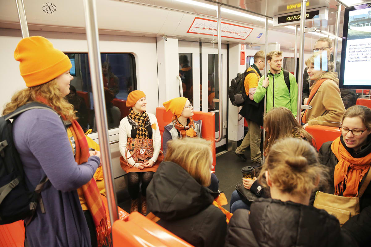 Metromatkustajia.