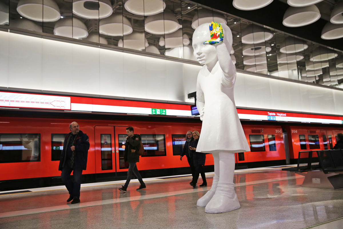 Taideteos Tapiolan metroaseman laiturilla.