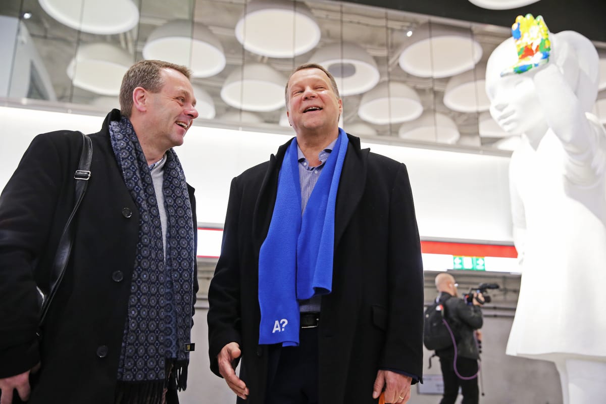 Helsingin pormestari Jan Vapaavuori ja Espoon kaupunginjohtaja Jukka Mäkelä Tapiolan metroasemalla.