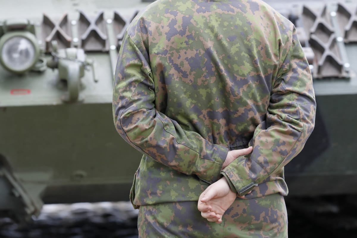 Sotilas ja Leopard 2A4 panssarivaunu.