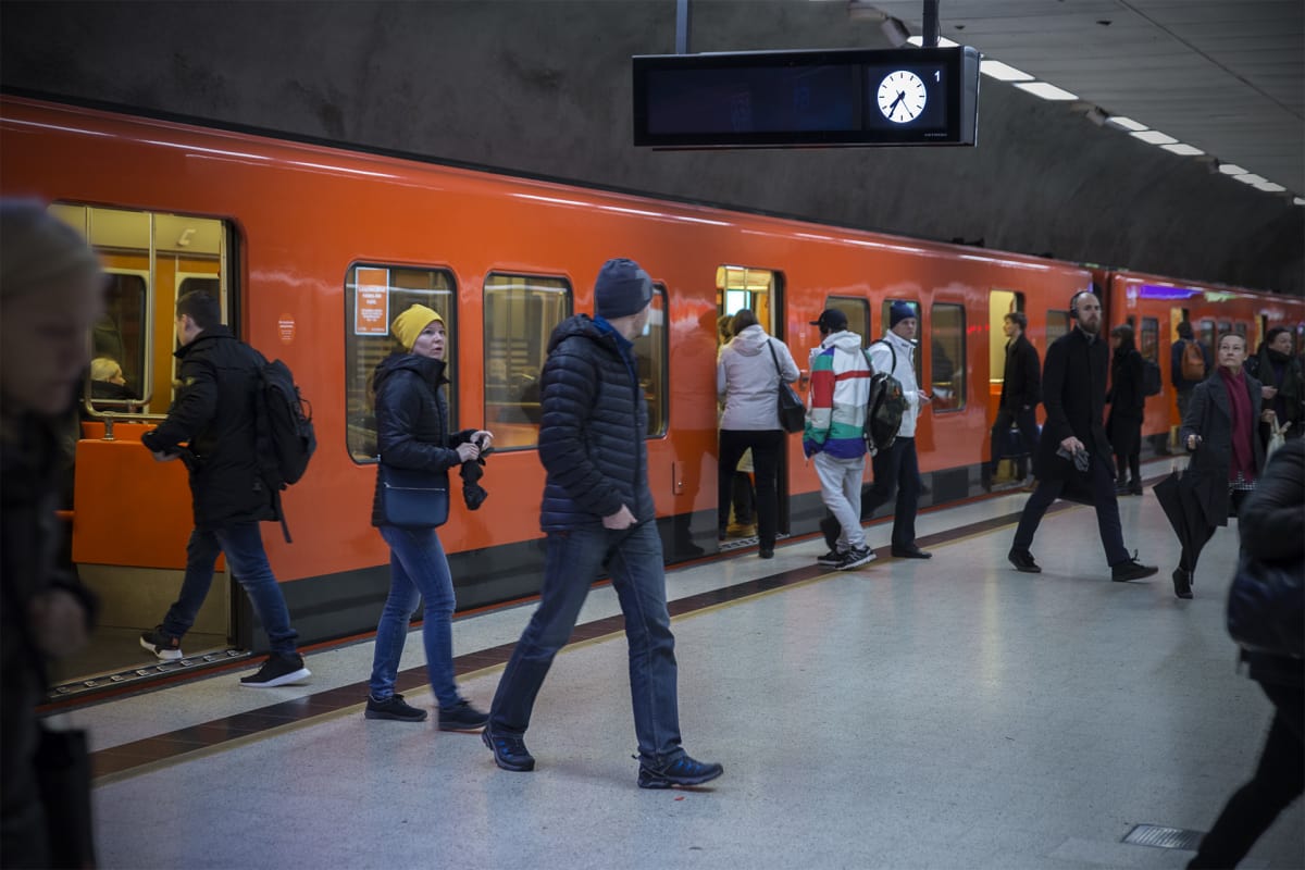Metromatkustajia Kampin asemalla.