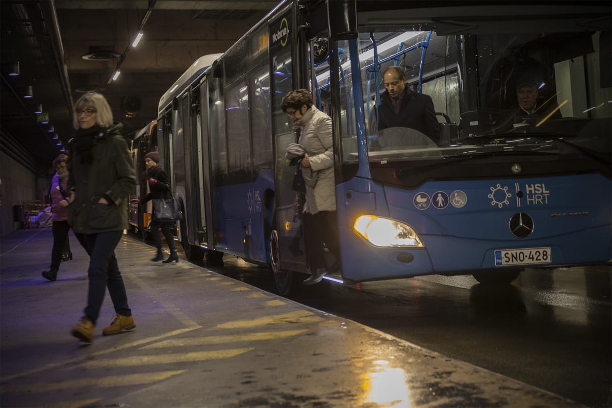 Kampin bussiterminaalin tulolaituri.