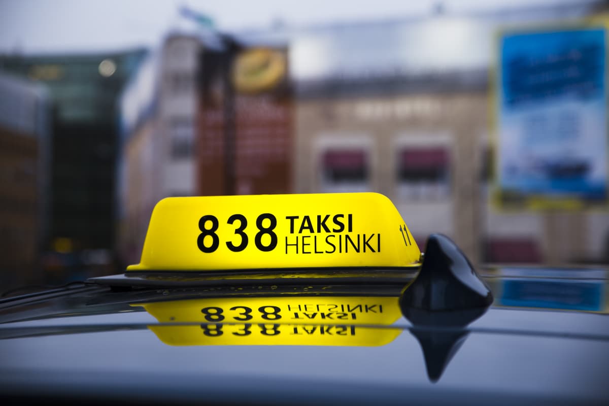 Taksi kyltti taksin katolla