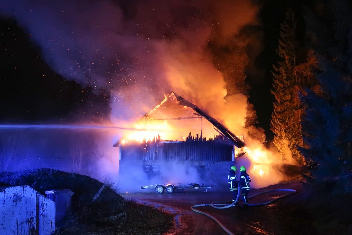 Palomiehet ruiskuttavat vettä liekkeihin.