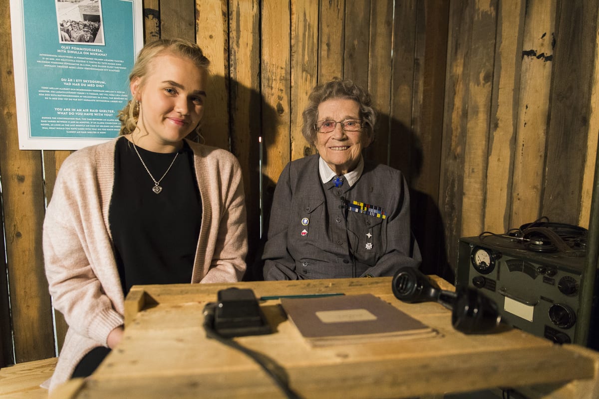 Kuvassa Yle Uutisluokan nuori toimittaja Saara Päivinen ja 94-vuotias lotta Aune Rahola.