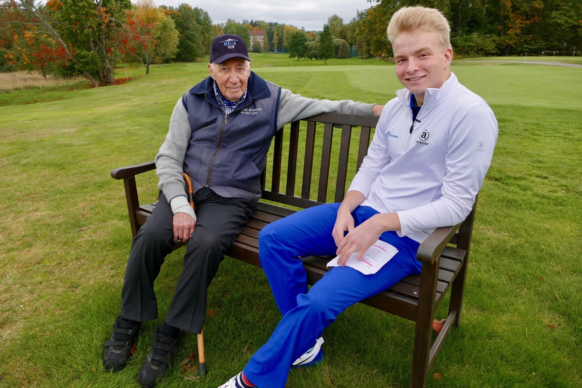 Mauri Maunula ja Rasmus Harmanen istuvat Talin golfkentän vierellä.