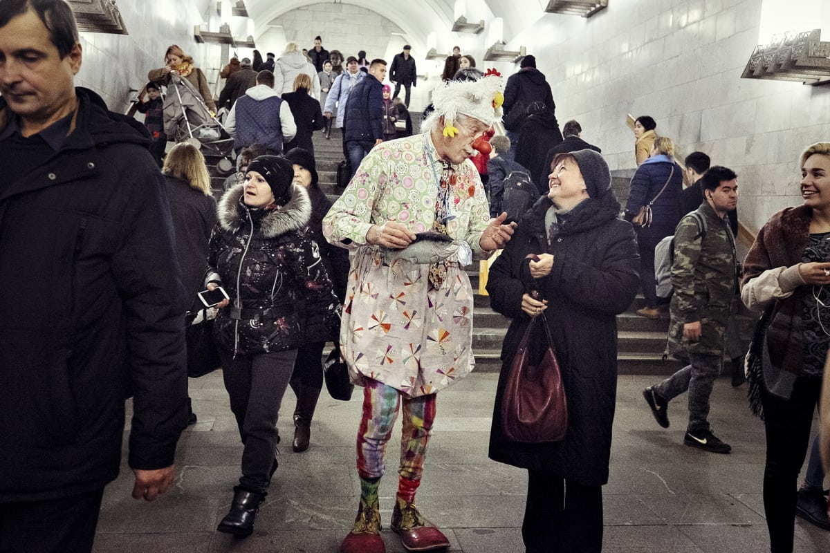 Adams kohtaa ihmiset vaikka Moskovan metrossa.