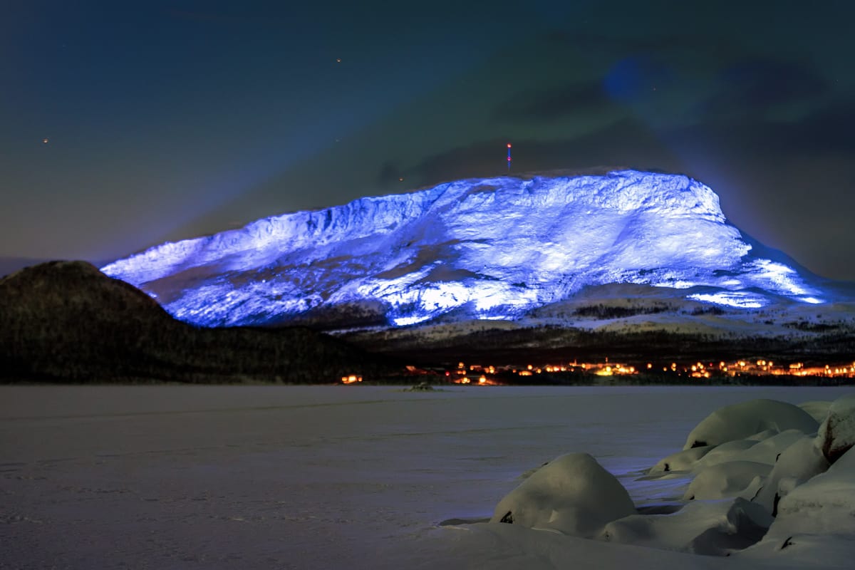 Valokuvataiteilija Kari Kolan suunnittelema Luminous-valotaideteos valaisi Saana-tunturin Kilpisjärvellä maanantaina 4. joulukuuta