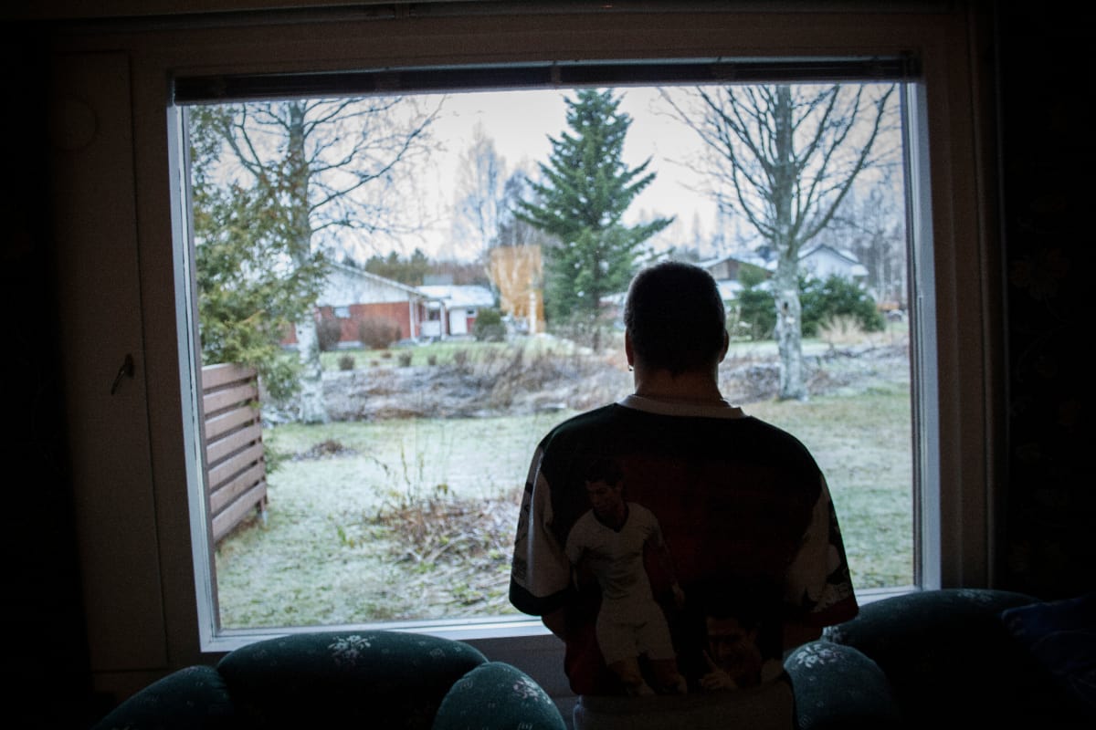 Kari-Matti Viitala katselee ikkunasta ulos.